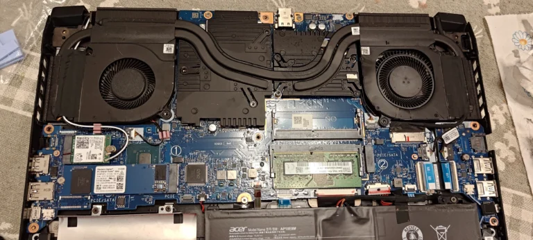 Opened Acer Nitro 5 with two fans, heat pipes and memory slots