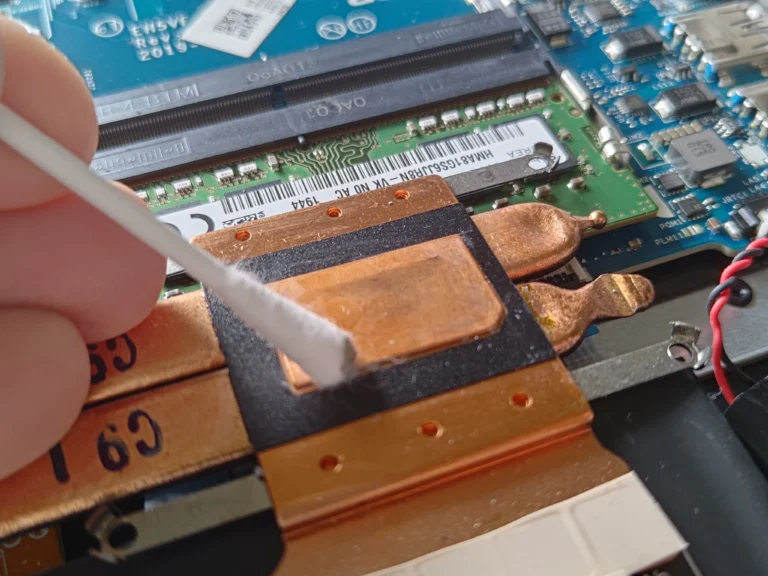 Acer Nitro AN517-51 copper cooler contact being cleaned with a swab