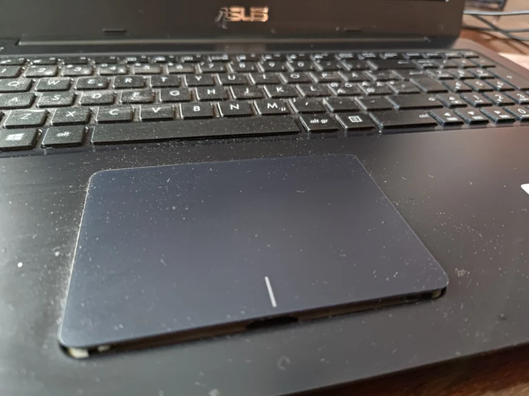 ASUS R517S keyboard and trackpad exterior