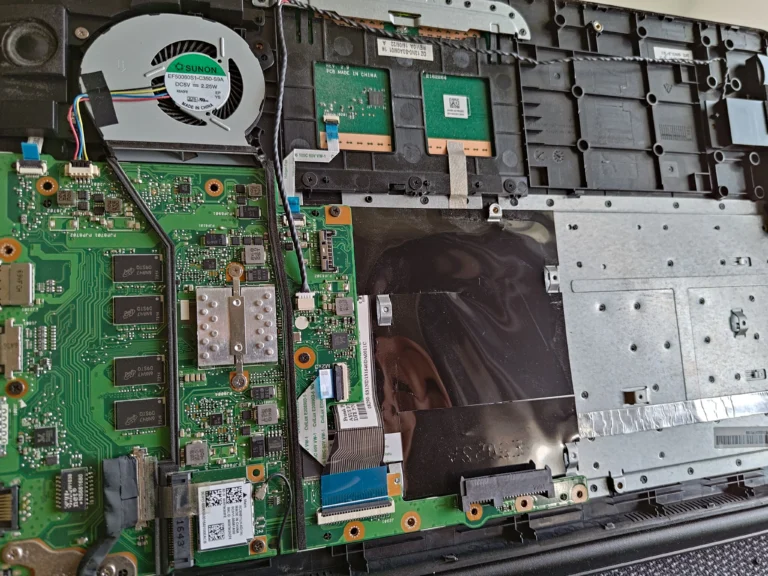 ASUS R517S opened to show single fan, motherboard and flat cable routes