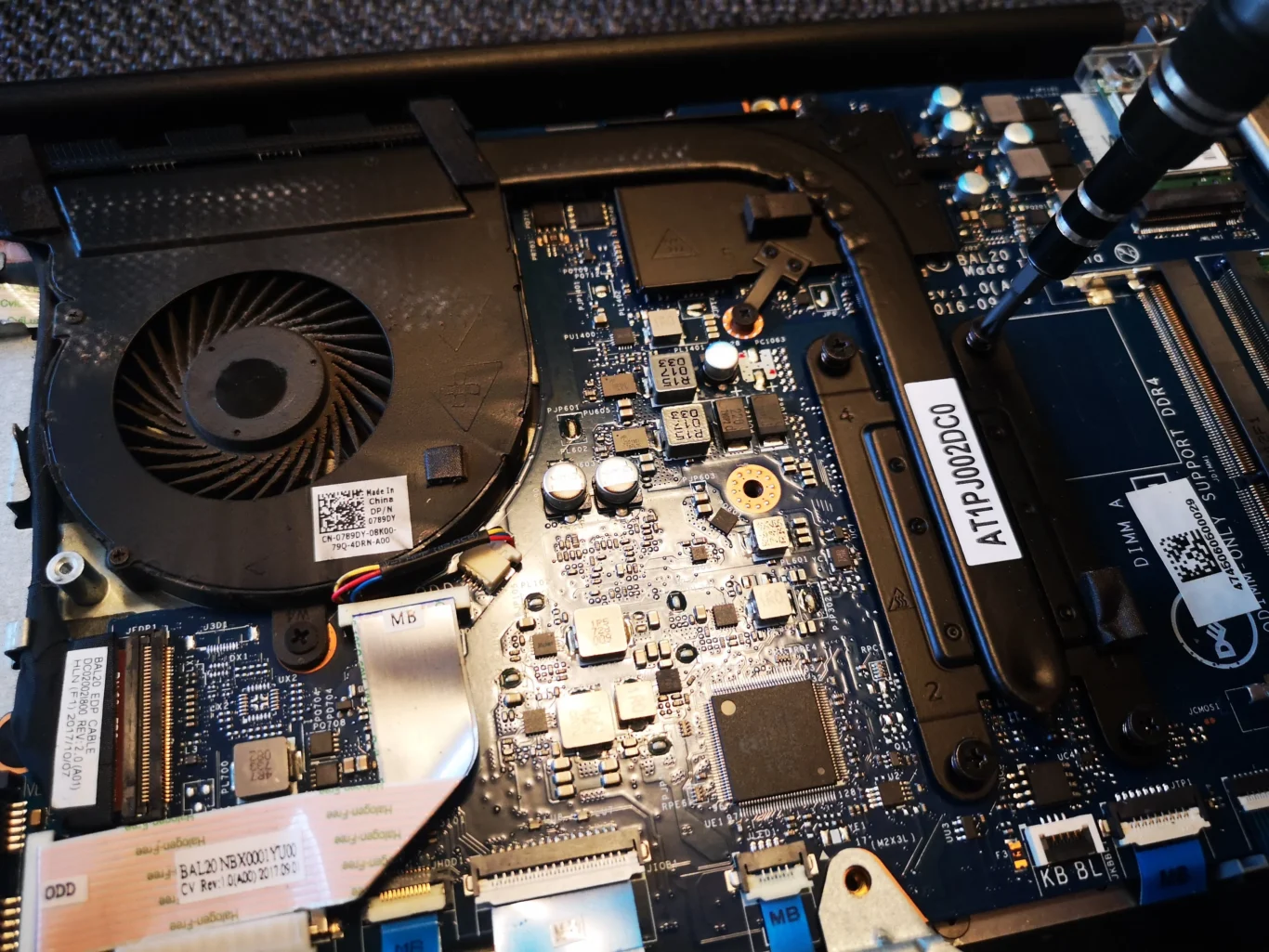 Open Dell Inspiron 15 5567 showing one fan and copper heat pipe