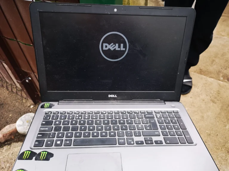 Dell Inspiron 15 5567 at the Dell startup screen after service