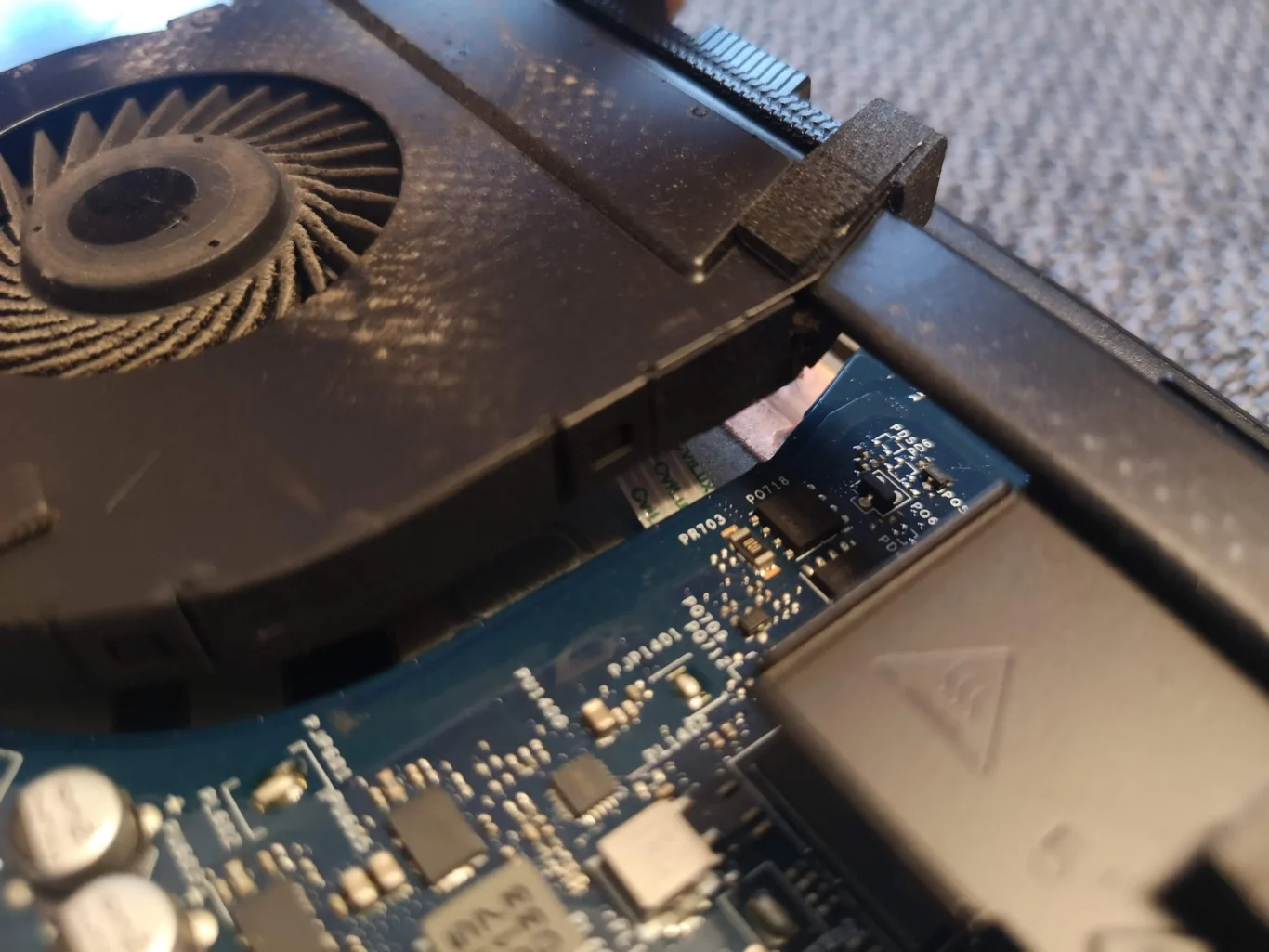 Dust on Dell Inspiron 15 5567 fan blades and shroud before removal