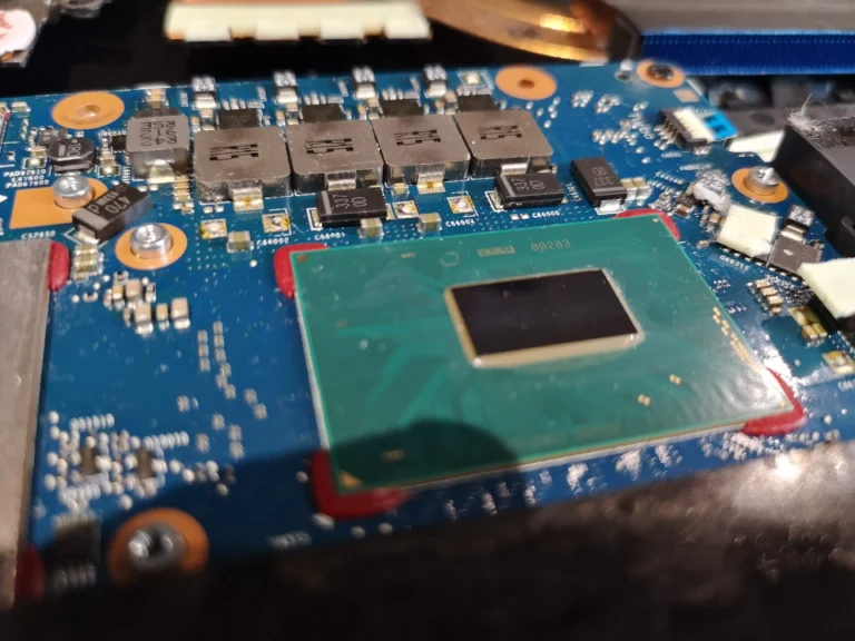 Acer Predator Helios 300 chip surface after old compound removal