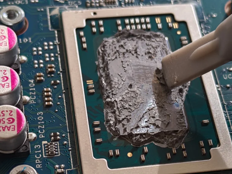 Old crusted thermal compound on HP 255 G7 processor before cleaning