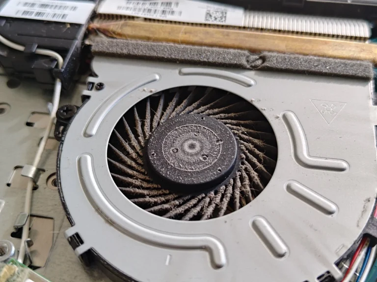 Dust on the HP 255 G7 cooling fan beside the heatsink outlet