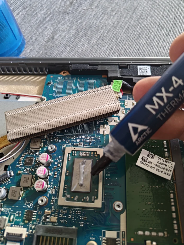 Fresh thermal compound being applied to HP 255 G7 processor