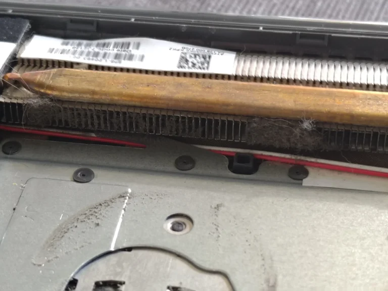 Close view of the HP 255 G7 heatsink fin stack and dust at exhaust