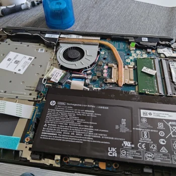 HP 255 G7 opened to show battery, single fan, copper heat pipe and heatsink