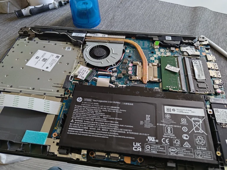 HP 255 G7 opened to show battery, single fan, copper heat pipe and heatsink