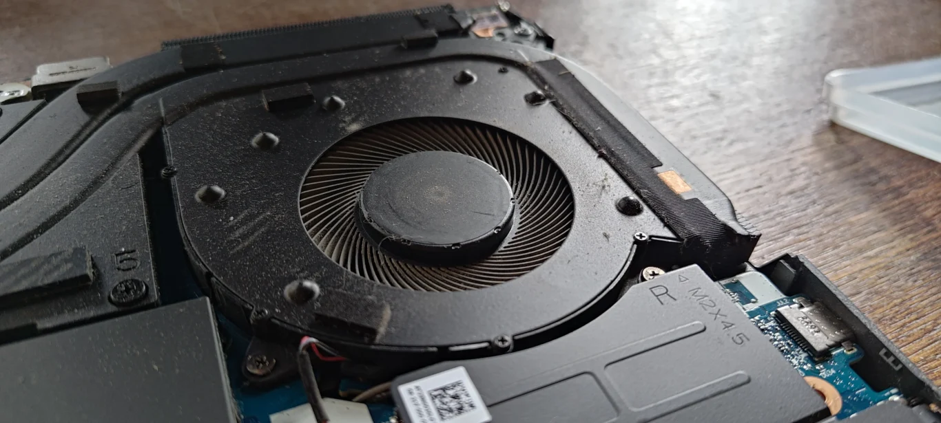 Close view of one Legion 5 Pro 16ITH6H cooling fan