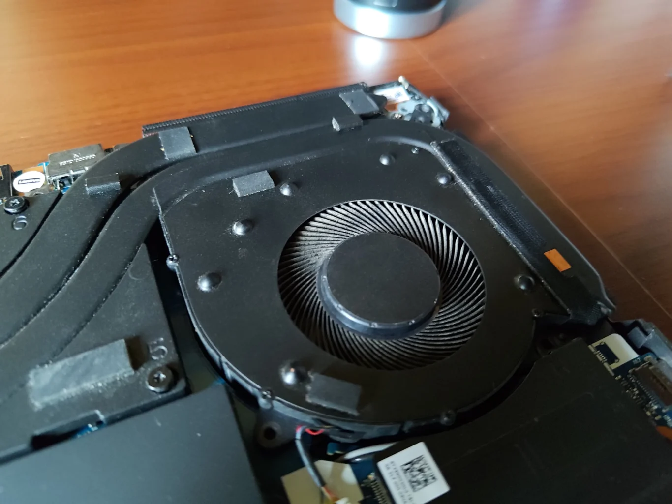 Cleaner Lenovo Legion 5 Pro fan blades after the dust removal stage