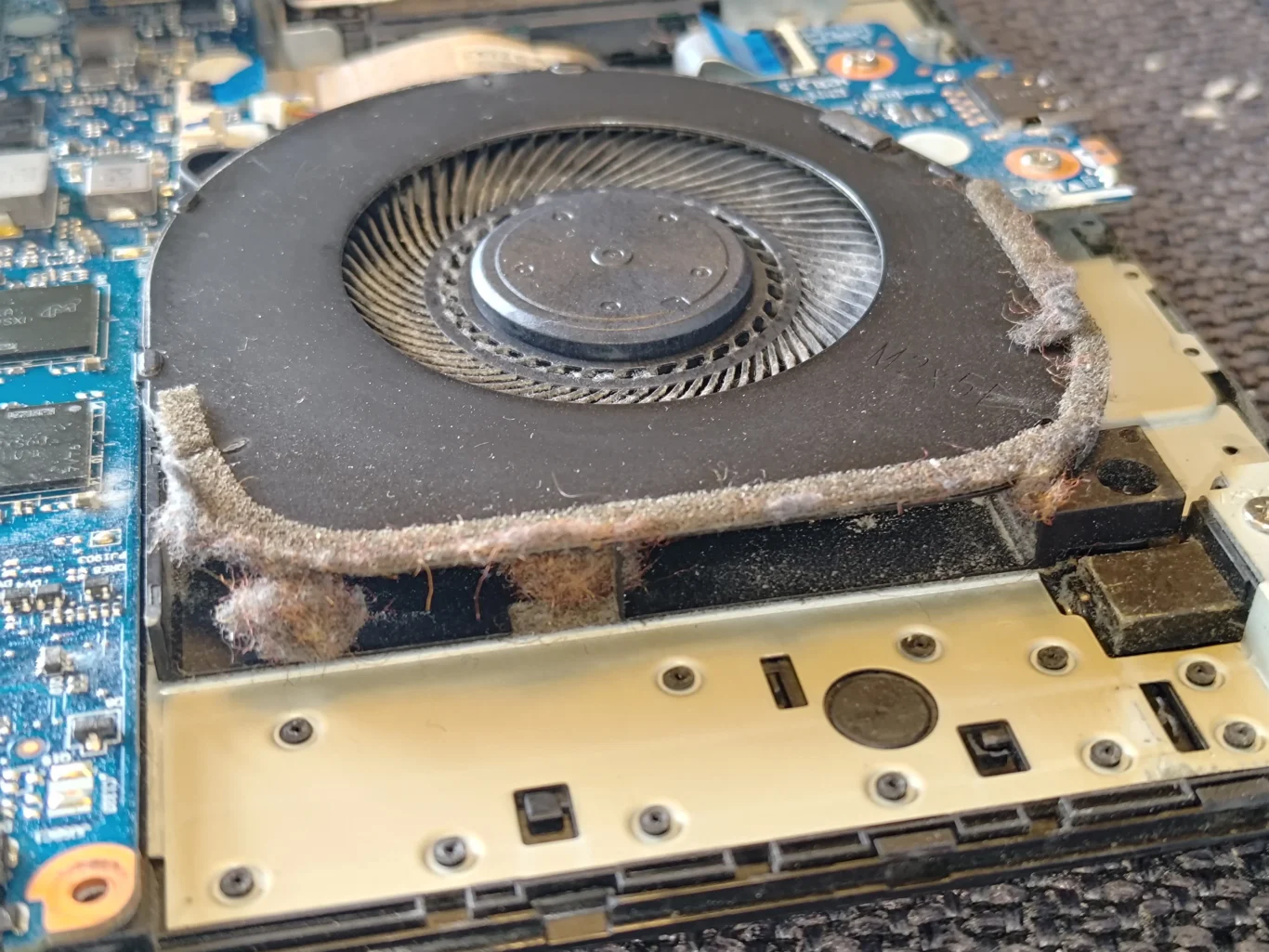 Fuzzy lint and sealing material around Lenovo Legion Y530 fan housing edge