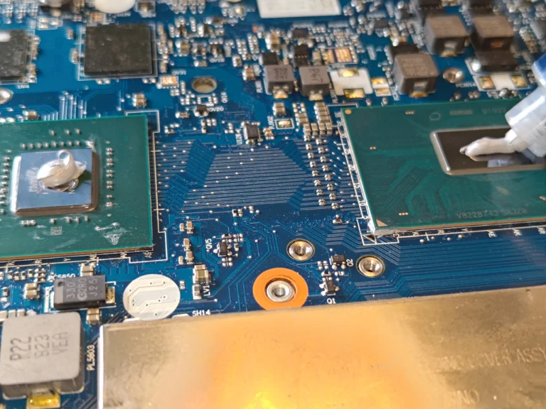 Fresh thermal compound being applied to a cleaned Legion Y530 chip surface