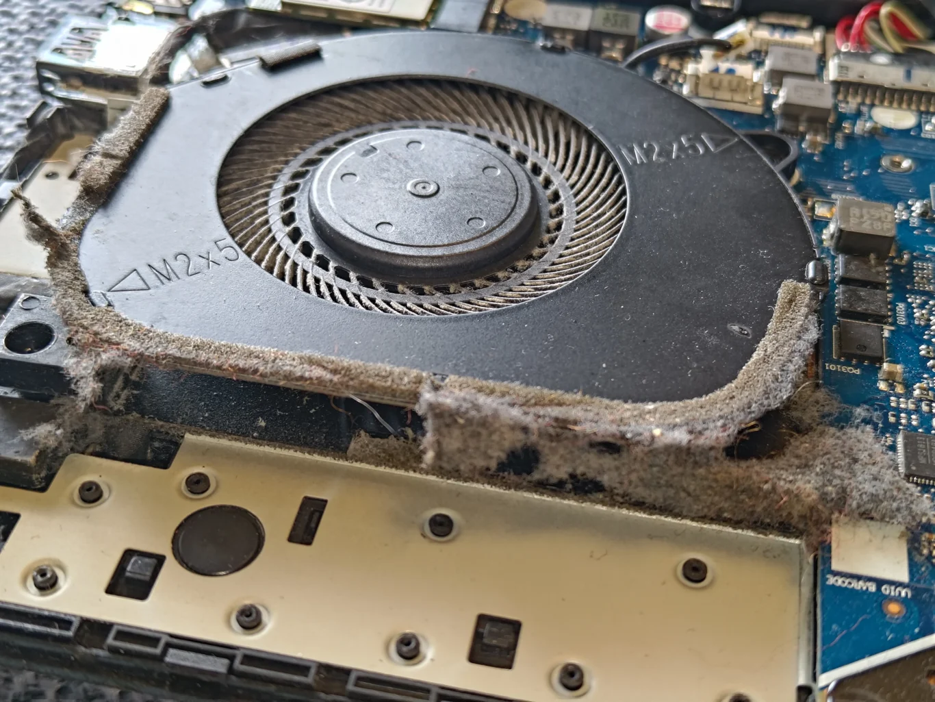 Fibres along second fan housing and outlet of Lenovo Legion Y530