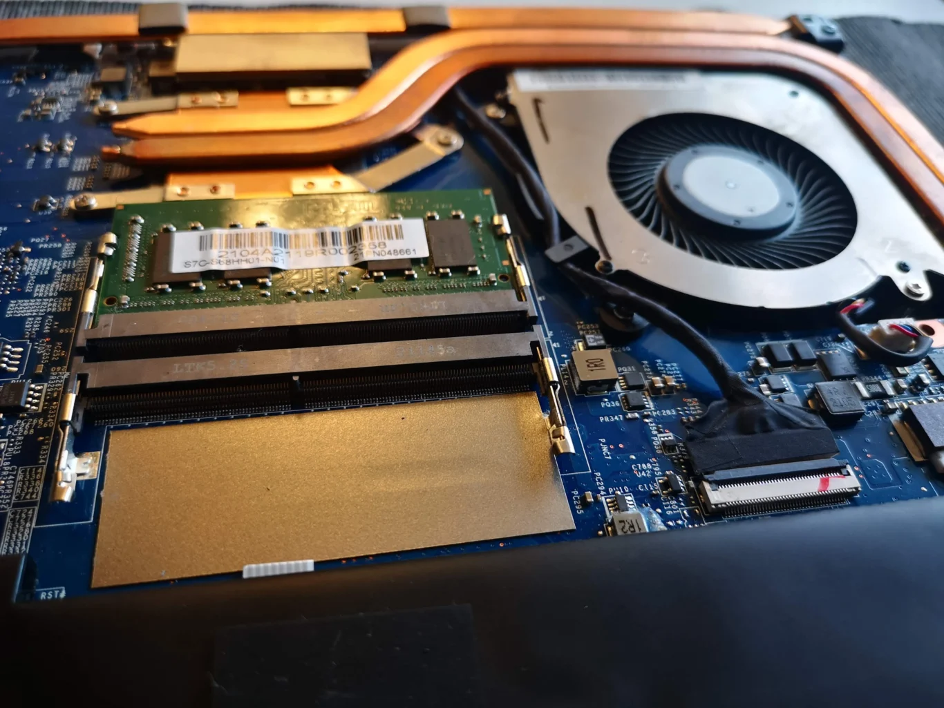 MSI GF63 fan and copper heat pipes leading to the fin outlet