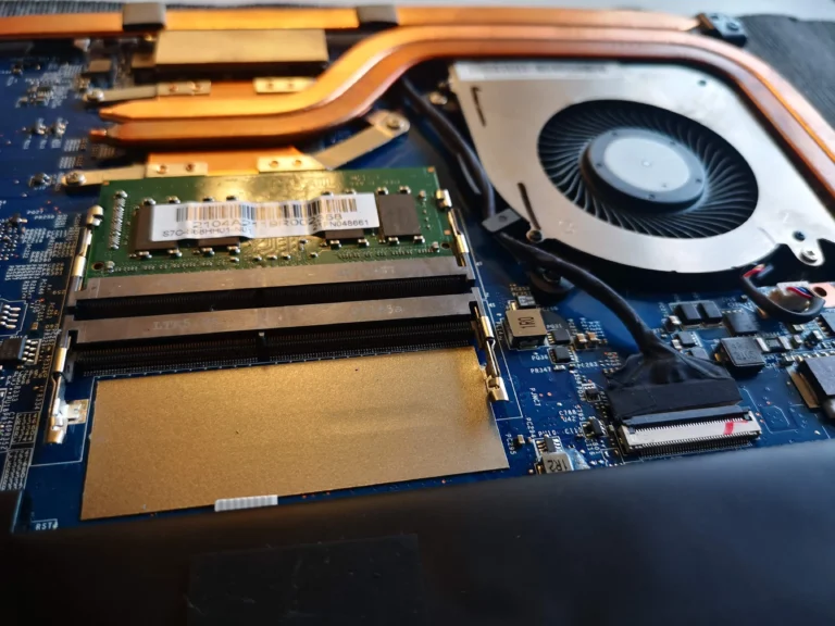 MSI GF63 fan and copper heat pipes leading to the fin outlet