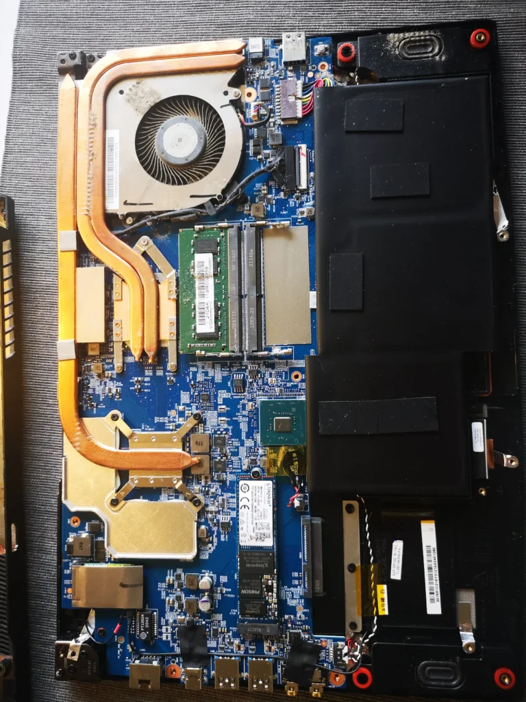 Open MSI GF63 Thin 10SC showing one cooling fan and copper heat pipes
