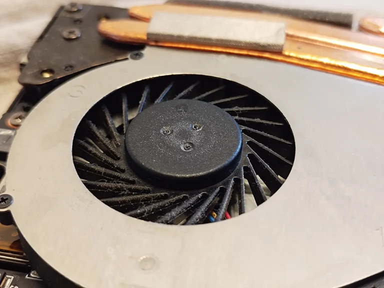 Dust clinging to MSI GP72M 7REX cooling fan blades before cleaning