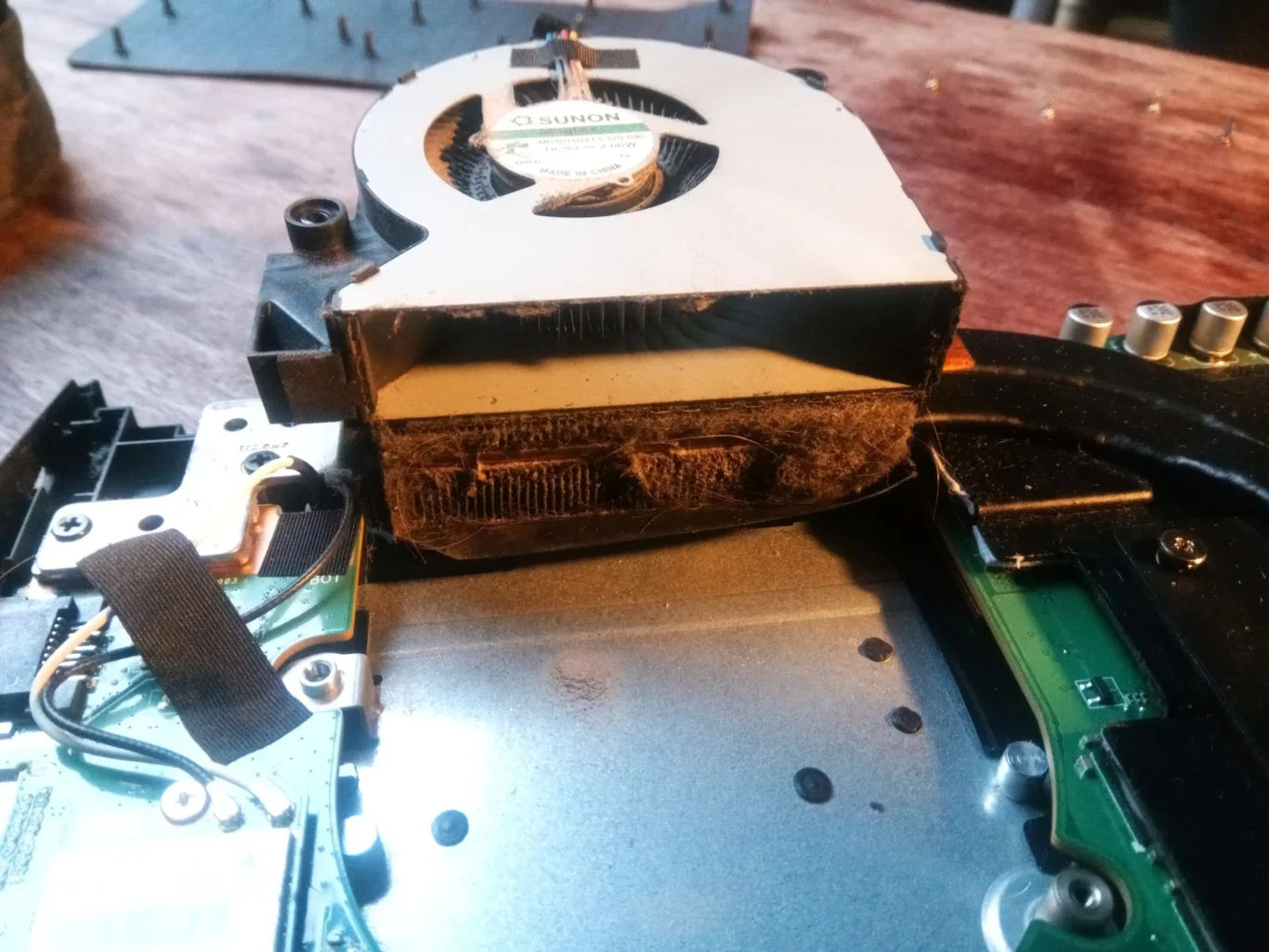 Dust gathered at fin edge of lifted Acer Predator 17 X heatsink