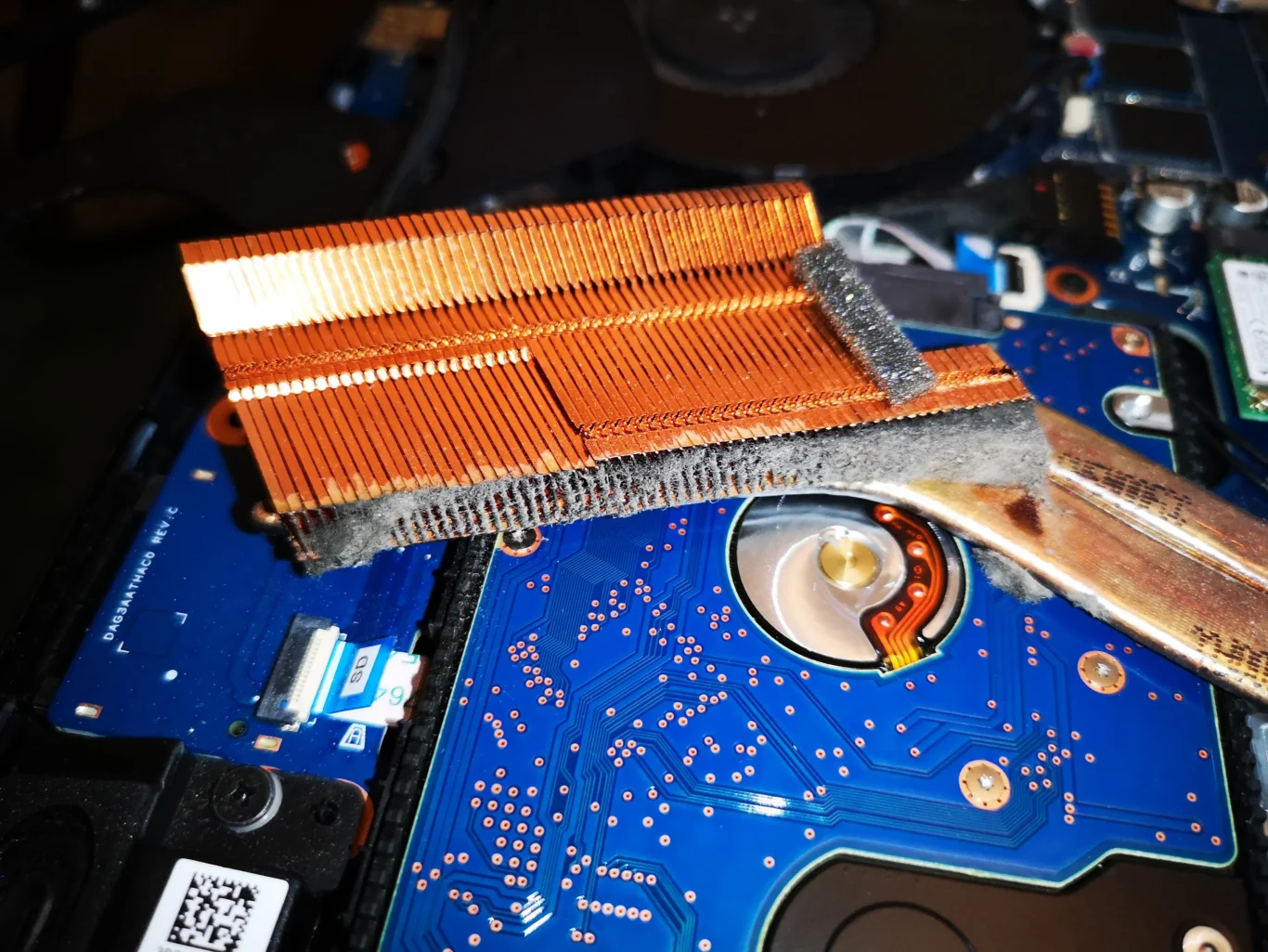 Lint strip blocking the edge of copper heatsink fins in a Razer gaming laptop