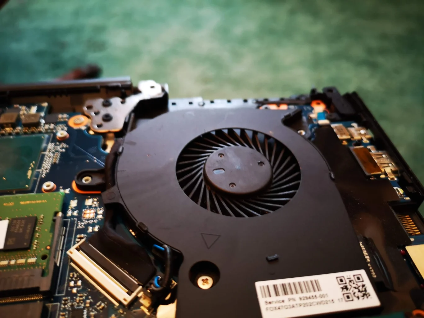 Razer gaming laptop fan with clearer dark blades after dust removal
