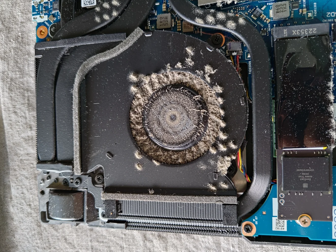Second ROG Strix G513RW blower with lint around its inlet