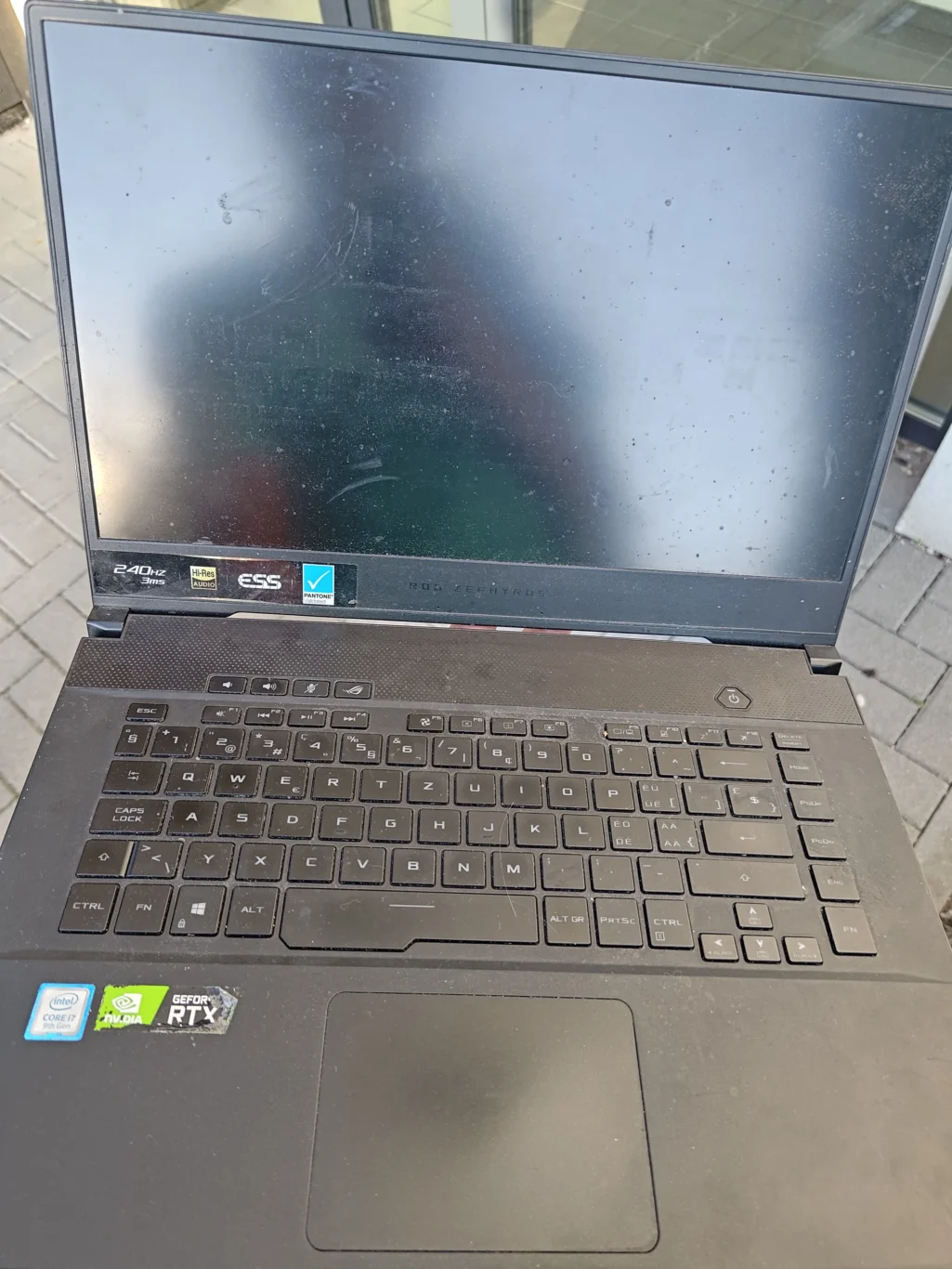 ROG Zephyrus GU502G laptop before internal cooling clean