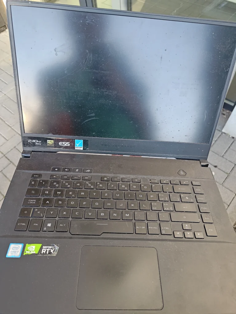 ROG Zephyrus GU502G laptop before internal cooling clean