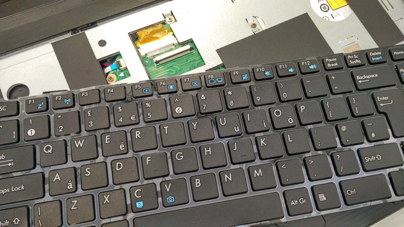 Replacement laptop keyboard and ribbon cable during fitting